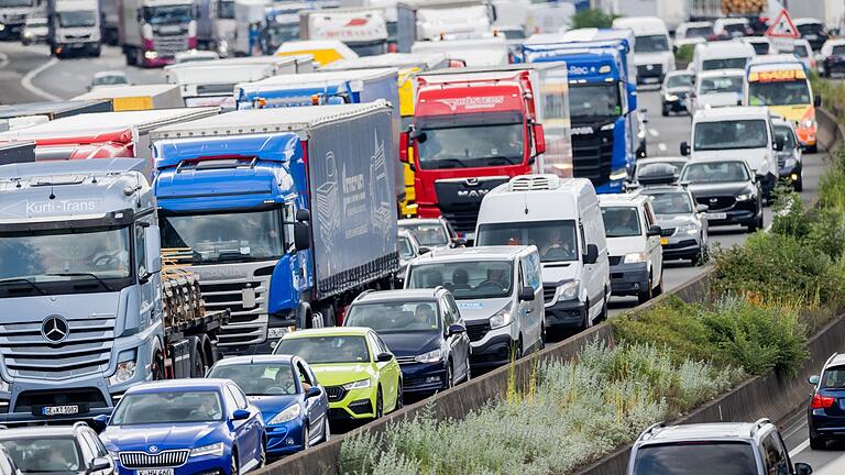 Stau.jpeg       -  Das Bundesland mit den meisten Staus war wie in den Vorjahren Nordrhein-Westfalen mit knapp 34 Prozent - wie hier auf der A3 im Autobahndreieck Köln-Heumar.