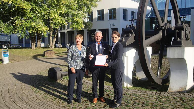 Rektorin Gabi Jeck-Schlottmann (l.) und Präsidentin Martina Klärle (r.) ehrten Manfred Wittenstein mit der Hochschulmedaille