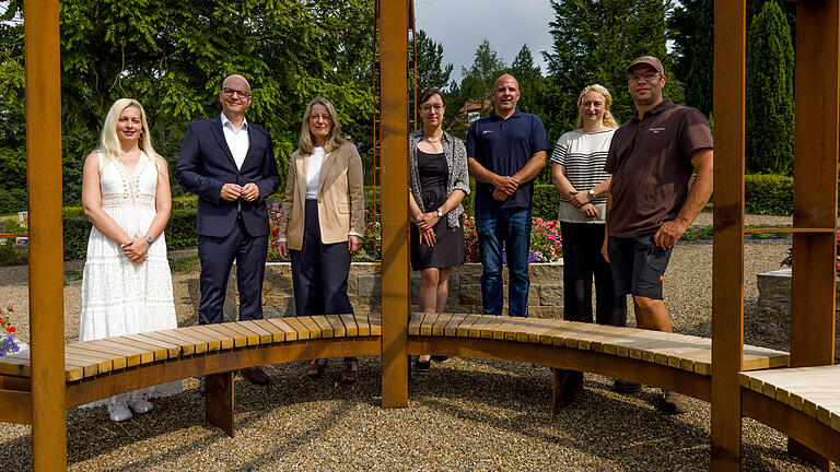 Urnenrosenfeld auf dem Parkfriedhof       -  Oberbürgermeister Dr. Dirk Vogel (2. v. l.) stellt das Urnenrosenfeld auf dem Parkfriedhof vor, zusammen mit Leiterin Zentraler Bürgerservice Tanja Weimann (l.), vom Planungsbüro Land+Plan Susanne Siebenlist und Xenia Veeh, vom Standesamt und Servicemanagement der Stadt Bad Kissingen Stefan Krieg und Christina Martin sowie Sebastian Metz, Geschäftsführer der Firma Gartendesign Metz.