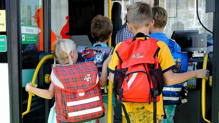 26 Lebenhaner Schüler müssen, ähnlich wie auf diesem Symbolbild, Tag für Tag zu ihrer Grundschule in Brendlorenzen transportiert werden&nbsp; – und natürlich zurück. Den Auftrag für die Fahrten hat der Bad Neustädter Bürgermeister in der Sommerpause vergeben.