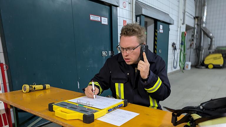 Gruppenführer Alexander Beck protokolliert den Druck in den Sauerstoffflaschen bei jedem Teilnehmer alle 10 Minuten.       -  Gruppenführer Alexander Beck protokolliert den Druck in den Sauerstoffflaschen bei jedem Teilnehmer alle 10 Minuten.