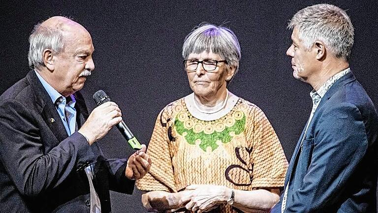 Über ihr Leben in Tansania interviewte Gunther Schunk (rechts) vom Mwanza e.V. das Ärzte-Ehepaar Bernd und Pevi Köhler.