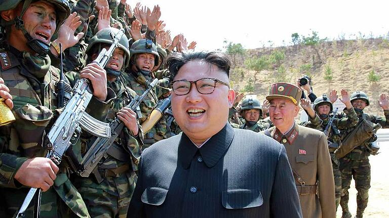 Kim Jong Un besucht militärischen Wettbewerb       -  Nordkoreanische Soldaten begrüßen Staatschef Kim Jong Un während einer Militärparade.