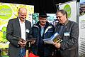 Auf der Immobilienmesse Franken in Bamberg warben die Bürgermeister der &bdquo;Lebensregion +&ldquo; mit der Schönheit ihrer Gemeinden. Das Bild zeigt Knetzgaus Bürgermeister Stefan Paulus, der den Messeauftritt auch organisierte, und Sands Bürgermeister Bernhard Ruß im Gespräch mit einem Messebesucher.