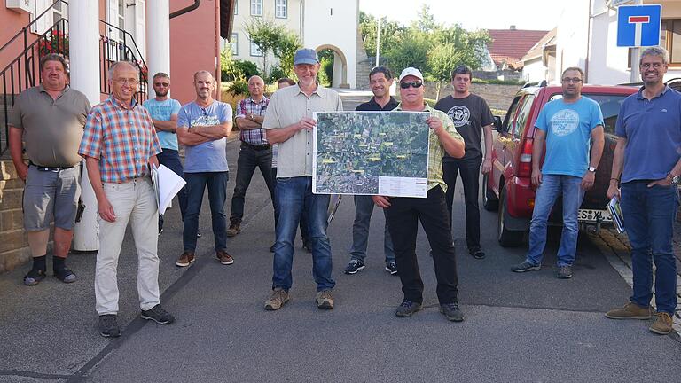 Reinhard Wesinger vom Geo-Team (Zweiter von links), Joachim Omert vom Amt für ländliche Entwicklung (Sechster von links) und Michael Diestel von der Agrokraft (rechts) betreuen das Projekt 'boden:ständig” für den Bereich des Haubachs.