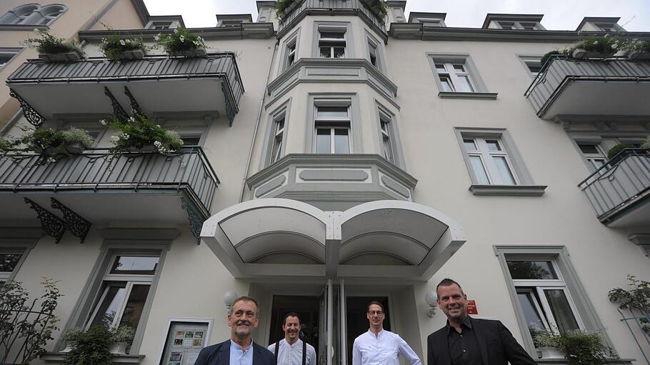 Anton Schick jun. (rechts), Bauunternehmer und 2. Bürgermeister von Bad Kissingen, hat Hotel und Restaurant Laudensack gekauft. Unser Bild zeigt ihn mit (von links) Hermann Laudensack, Restaurantleiter Thomas Hüttl und Küchenchef Frederik Desch.  Foto: Siegfried Farkas       -  Anton Schick jun. (rechts), Bauunternehmer und 2. Bürgermeister von Bad Kissingen, hat Hotel und Restaurant Laudensack gekauft. Unser Bild zeigt ihn mit (von links) Hermann Laudensack, Restaurantleiter Thomas Hüttl und Küchenchef Frederik Desch.  Foto: Siegfried Farkas