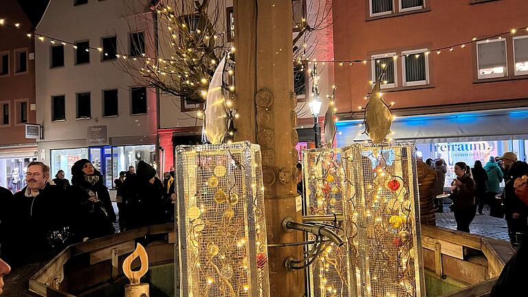 Rund um den Marktbrunnen findet der Adventszauber in Gemünden statt. Rund um den Marktbrunnen findet der Adventszauber in Gemünden statt.