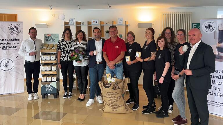 Die Ausstellung der Firma 'MyCoffeebag' im Foyer des Landratsamtes ist eröffnet worden. Neben Landrat Thomas Habermann (rechts) freuen sich (von links) Inhaber Alexander Streck, Bereichsleiterin Carolin Streck, Annette Müller-Mann (Kreisentwicklung, Landratsamt Rhön-Grabfeld), Bad Neustadts Bürgermeister Michael Werner, Rainer Bühner (Rhön Kaffee) sowie Mitarbeiterinnen von 'MyCoffeebag'.