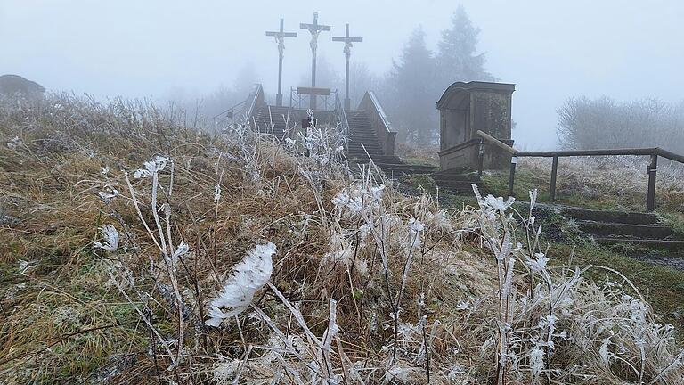 Der Winter hat Einzug gehalten in der Rhön - so wie hier am Kreuzberg über Bischofsheim.