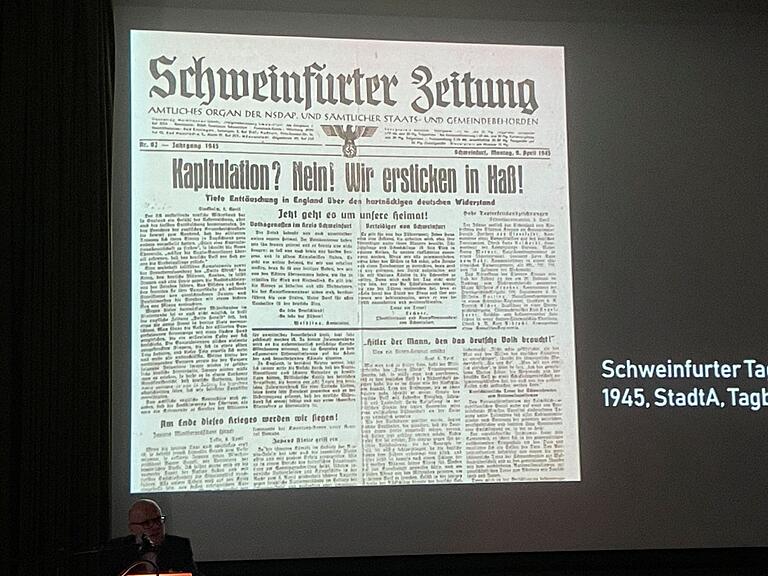 Noch am 9. April 1945 erschienen in der Schweinfurter Zeitung Durchhalteparolen. Am 11. April kapitulierte die Stadt vor den Amerikanern. Links im Bild Stadtarchivleiter Gregor Metzig. Noch am 9. April 1945 erschienen in der Schweinfurter Zeitung Durchhalteparolen. Am 11. April kapitulierte die Stadt vor den Amerikanern. Links im Bild Stadtarchivleiter Gregor Metzig.