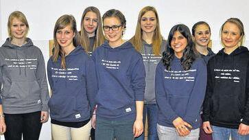 Coole Mädchen, coole Sprüche: das fast vollständige Team von öChili, der Schülerfirma des Mädchenbildungswerkes in Gemünden, mit Schulpatin Helga Schneider. Coole Mädchen, coole Sprüche: das fast vollständige Team von öChili, der Schülerfirma des Mädchenbildungswerkes in Gemünden, mit Schulpatin Helga Schneider.