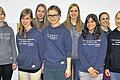 Coole Mädchen, coole Sprüche: das fast vollständige Team von öChili, der Schülerfirma des Mädchenbildungswerkes in Gemünden, mit Schulpatin Helga Schneider.