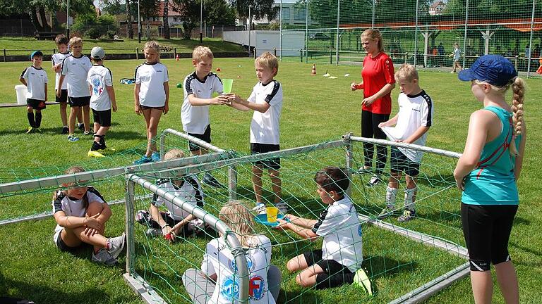 Spaß und Action waren beim ersten Hafenlohrer Fußballcamp angesagt. Beim Wassertransport war Teamfähigkeit gefragt. Spaß und Action waren beim ersten Hafenlohrer Fußballcamp angesagt. Beim Wassertransport war Teamfähigkeit gefragt.