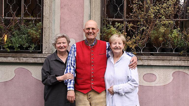 Anneliese und Margarete Schwarzmann (von links) mit Andreas Kutschelis.