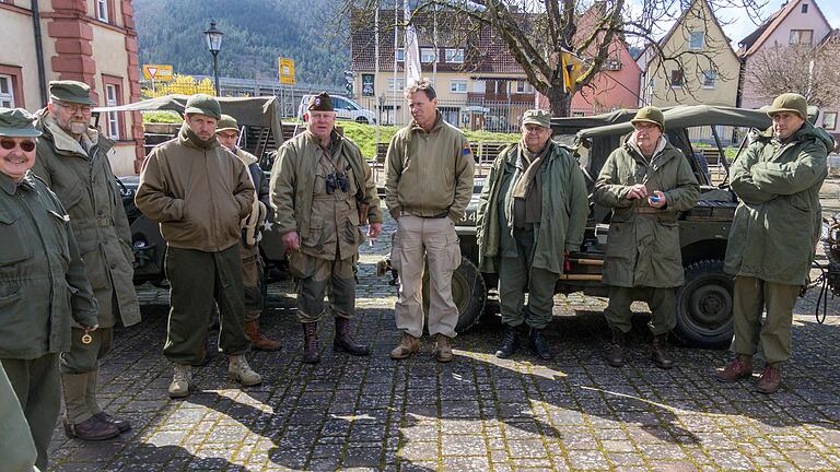Lagebesprechung vor der Abfahrt nach Rieneck. Lagebesprechung vor der Abfahrt nach Rieneck.