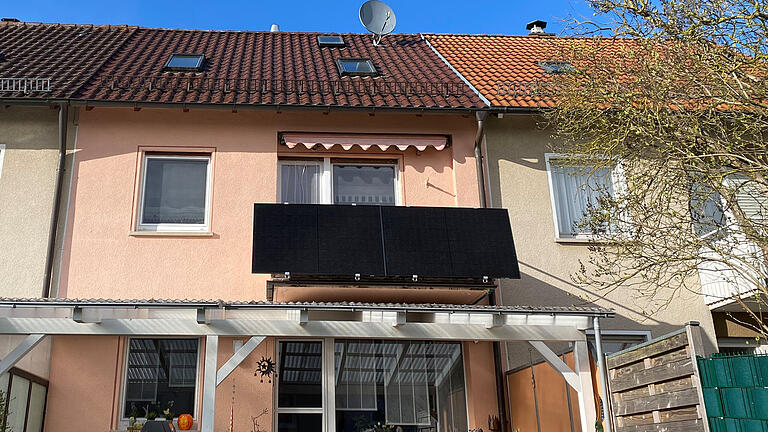 Start Up Preis Main-Steckersolar       -  Installation einer Photovoltaikanlage am Balkon.