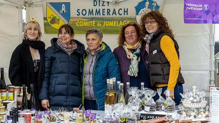 Eine Delegation aus Sommerach, darunter Weinprinzessin Linda I., präsentierte auf dem europäischen Markt Produkten aus fränkischen Zwetschgen.