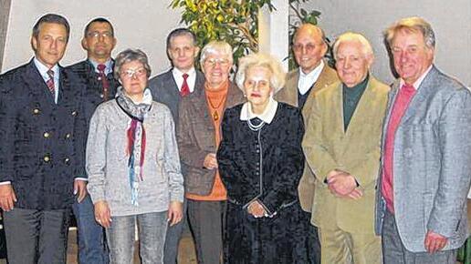 Treue: Präsident Hans Markwalder (links) und Vorsitzender Klaus Beck (rechts) ehrten (von links) Peter Glatt, Heike Beck, Joachim Rug, Susanne Schmitt, Elfriede Schmittutz, Kurt Glatt und Josef Römmelt.