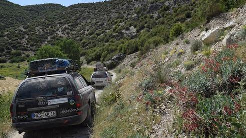 Rallye Allgäu-Orient       -  Über staubige Pisten: Durch atemberaubende und wilde Landschaften führte die Rallye Allgäu-Orient die sechs Rhöner Teilnehmer.