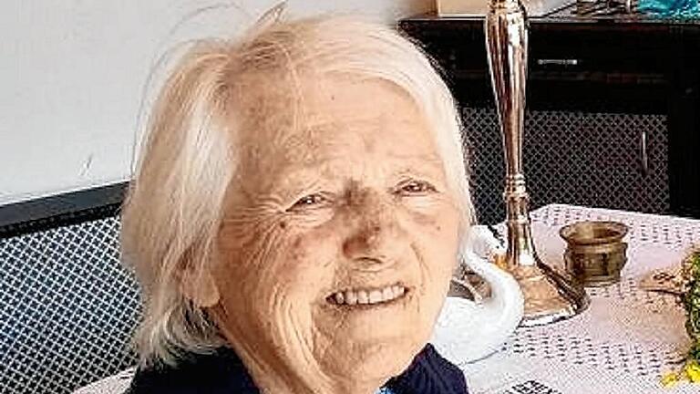 Boulevard Würzburg: Die komponierende Bioköchin       -  Im Alter von 94 Jahren ist Charlotte Pick, geborene Grimm, gestorben. Bekannt geworden war sie als &bdquo;komponierende Bioköchin&ldquo; vom Hochzeitslokal St. Bruno in der Brettreichstraße, wo sie von 1966 bis 1985 tätig war. Davor war sie von 1948 bis 1966 in Werneck bekannt im Liederkranz. Ihr &bdquo;Würzburger Lied&ldquo;, das sie 1981 komponierte, wurde als Schallplatte in Würzburg rund 5000 Mal verkauft.   Außerdem begleitete sie immer die Pilgerzüge nach Altötting, um dort Orgelkonzerte zu geben. Auch in der Regensburger Basilika und in der Stephanskirche in Würzburg trat sie auf. Dem Käppele hat sie Jahrzehnte ihre Unterstützung zukommen lassen. Im Speisehaus St. Bruno wurden 2900 Hochzeiten gefeiert. Nach einem Fernsehauftritt bei Blacky Fuchsberger in &bdquo;Heut' Abend&ldquo; mit Drei-Sternekoch Eckart Witzigmann, war sie als Bioköchin in Bayern bekannt.   Nach der Sendung wollte der schwererkrankte Max Grundig sie als persönliche  Köchin nach Fürth einstellen. Sie kochte für ihn, konnte sich aber mit seiner jungen Frau Chantal nicht  auf ihre biologisch-dynamische Kost einigen. Kurze Zeit später starb Grundig.   Charlotte Pick arbeitete dann im Würzburger Kloster Mariannhill, in der Schweiz und dann im Altenheim im Würzburger Bürgerspital. Das &bdquo;Würzburger Lied&ldquo; ist im Internet auf youtube zu hören: https://youtu.be/HTqbbmo0FVU  Foto: Pick