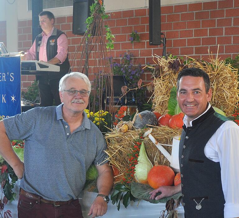 Ehemaliger 1. Vorsitzende Georg Issing und der heutige 1. Vorsitzende Stephan Haupt waren auch in den Ständen zu finden. Foto: Rainer Weis