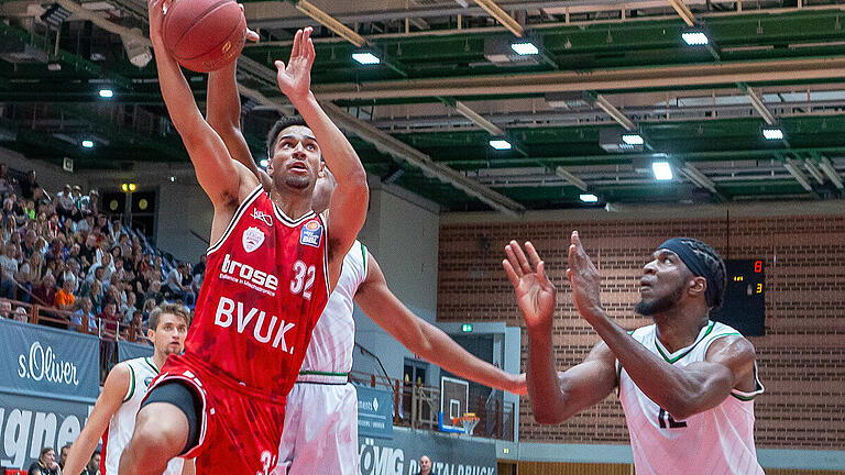 Basketball - Testspiel - s.Oliver Wuerzburg - Darussafaka Istanbul       -  Deutschland, Würzburg, s.Oliver Arena, 12.09.2019, Basketball - Testspiel - s.Oliver Wuerzburg - Darussafaka Istanbul

Bild: v. l. Noah Allen (s.Oliver Würzburg, #) und Johnny Hamilton (Darussafaka Istanbul)