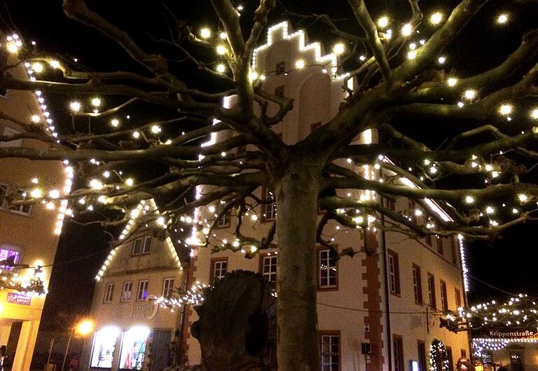 Gerolzhofen bietet wieder einiges in der Weihnachtszeit. Die Giebelbeleuchtung ist sozusagen ein Markenzeichen des Gerolzhöfer Advents.