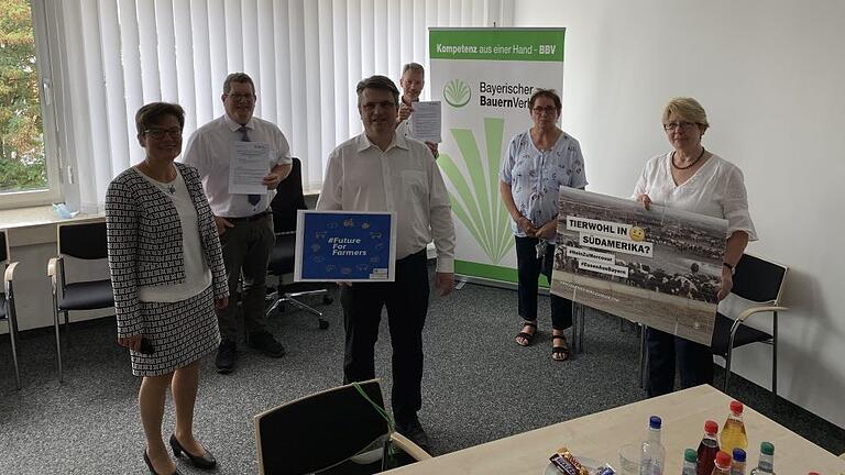 Im Vorfeld der Agrarministerkonferenz in Koblenz führte der Bauernverband Aschaffenburg mit dem CSU-Landtagsabgeordneten Winfried Bausback (Dritter von links) ein Gespräch. Dabei brachten Präsident Stefan Köhler (Zweiter von links), Bezirksbäuerin Maria Hoßmann (links), die Kreisbäuerinnen Monika Schuck (rechts) und Wilma Jacob&nbsp;(Zweite von rechts) sowie Geschäftsführer Elmar Konrad (Dritter von rechts) die regionalen Belange der Landwirtschaft vor.