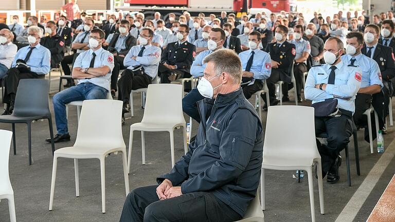 Schenken ihm die Kommandantinnen und Kommandanten der Freiwilligen Feuerwehren im Landkreis Würzburg wieder das Vertrauen? Voller Spannung erwartet Michael Reitzenstein (vorne) das Wahlergebnis.