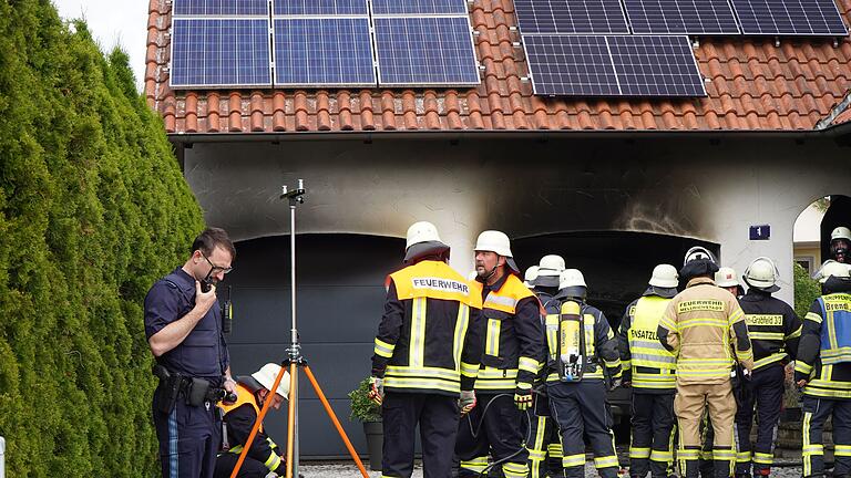 In Unsleben (Lkr. Rhön-Grabfeld) kam es laut Polizei am 3. Juli zu einem Garagenbrand wegen einem defektem Elektro-Auto.