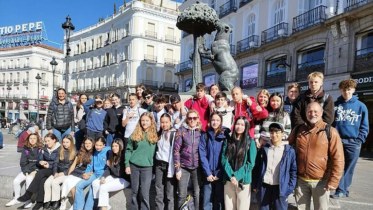 Die gesamte Gruppe vor „El Oso y el Madroño“ in Madrid.