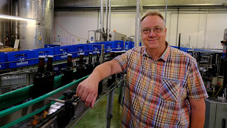 Ein Foto aus der Zeit, als die Abfüllanlagen bei der Karmeliter-Bräu noch liefen. Geschäftsführer Herbert Brust schließt den Betrieb.