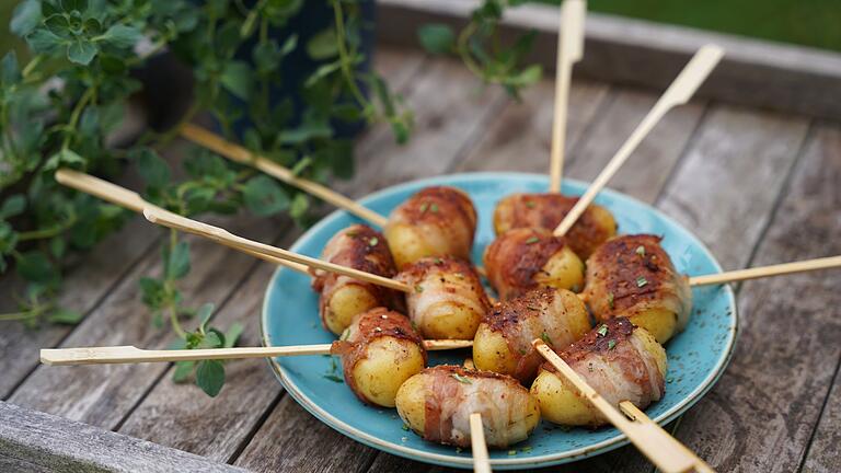 Gegrillte Drillinge       -  &bdquo;Grillinge&rdquo;: Das ist die Bezeichnung für in Speck eingerollte und am Spieß gegrillte Drillinge.