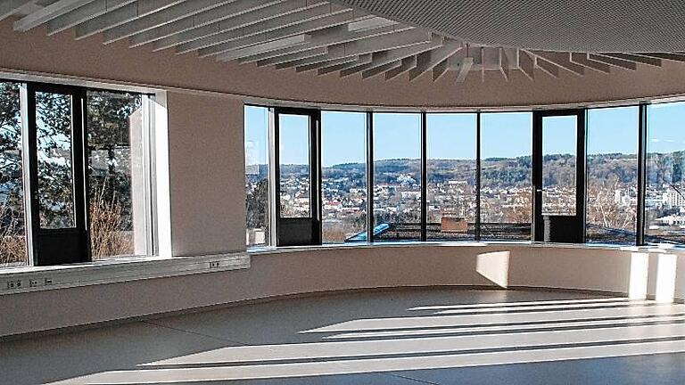 Zimmer mit Aussicht: Der Psychiatrie-Neubau in Tauberbischofsheim wird bald fertig sein. Jetzt werden die Möbel für die Patientenzimmer noch aufgeschlagen. Am 16. Juli kann man das Krankenhaus beim Tag der offenen Tür besichtigen. Zimmer mit Aussicht: Der Psychiatrie-Neubau in Tauberbischofsheim wird bald fertig sein. Jetzt werden die Möbel für die Patientenzimmer noch aufgeschlagen. Am 16. Juli kann man das Krankenhaus beim Tag der offenen Tür besichtigen.