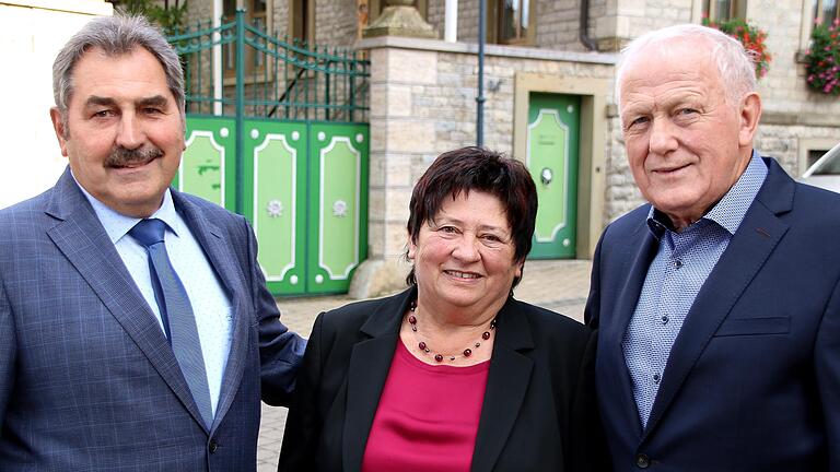 Zur Goldenen Hochzeit gratulierte Bürgermeister Lorenz Strifsky (links) dem Ehepaar Renate und Walter Wolf aus Thüngen. Der Bürgermeister bezeichnete das Paar als 'Bürger, wie man sie sich nur wünschen kann'.