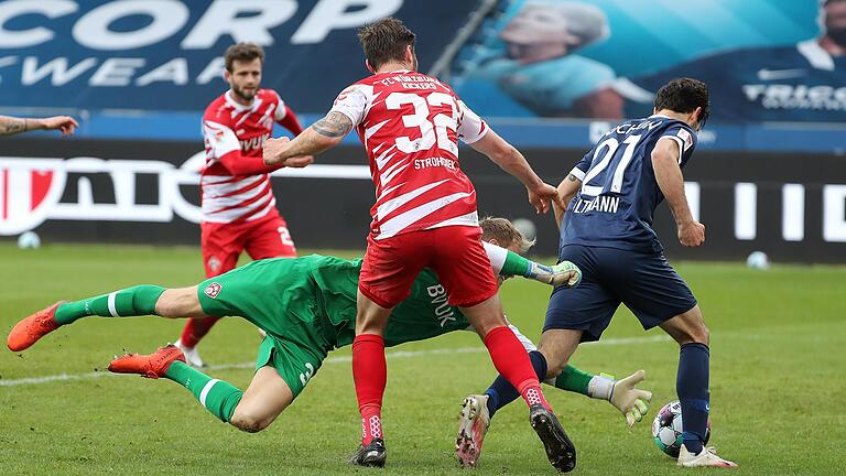 Bochums dritter Streich: Geritt Holtmann (rechts) hat Kickers-Keeper Hendrik Bonmann und Abwehrspieler Christian Strohdiek ausgetanzt und schiebt den Ball zum 3:0 ein.