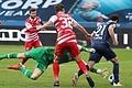 Bochums dritter Streich: Geritt Holtmann (rechts) hat Kickers-Keeper Hendrik Bonmann und Abwehrspieler Christian Strohdiek ausgetanzt und schiebt den Ball zum 3:0 ein.