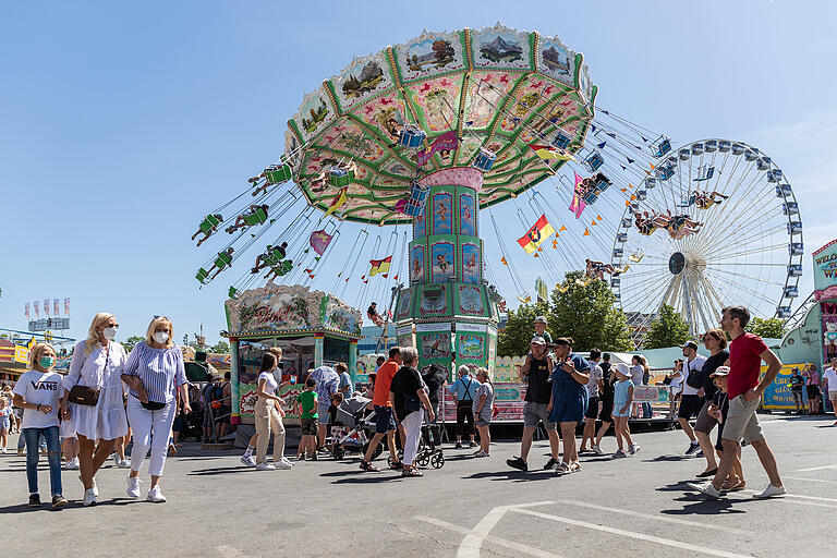 Einige Menschen besuchten am 17. Juli den letzten Tag vom Kiliani Volksfest in Würzburg.