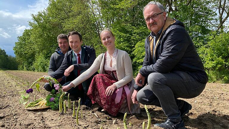 Freuen sich auf frischen Spargel aus dem Landkreis Schweinfurt: Rainer Büttner, Landrat Florian Töpper, Spargelprinzessin Lena Ziegler und zweiter Bürgermeister der Gemeinde Sulzheim, Albrecht Dazer (von links).