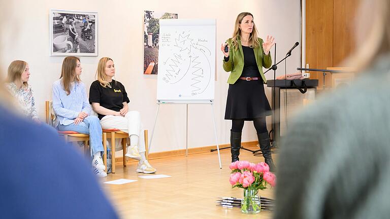 Der Blumenstrauß im Schulungsraum des Rudolf-Alexander-Schröder-Hauses in Würzburg war für die selbst traumatisierten Therapeutinnen und Therapeuten aus der Ukraine ein Zeichen der Veränderung.