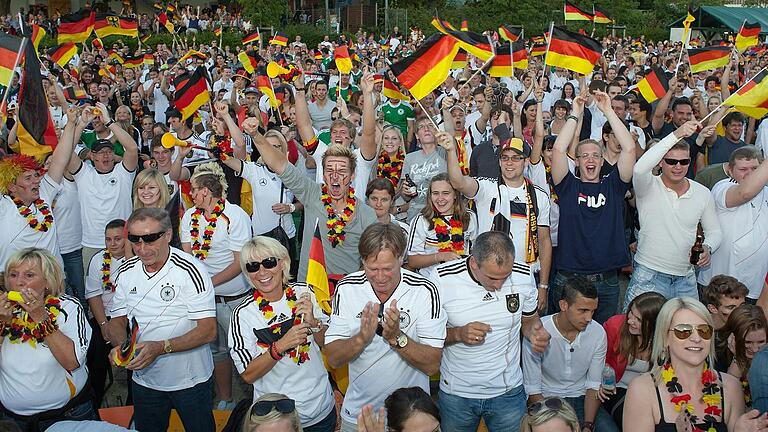 Ein Fahnenmeer aus Schwarz-Rot-Gold beim Public Viewing in Kitzingen mit gut 800 Besuchern im Sommer 2012.