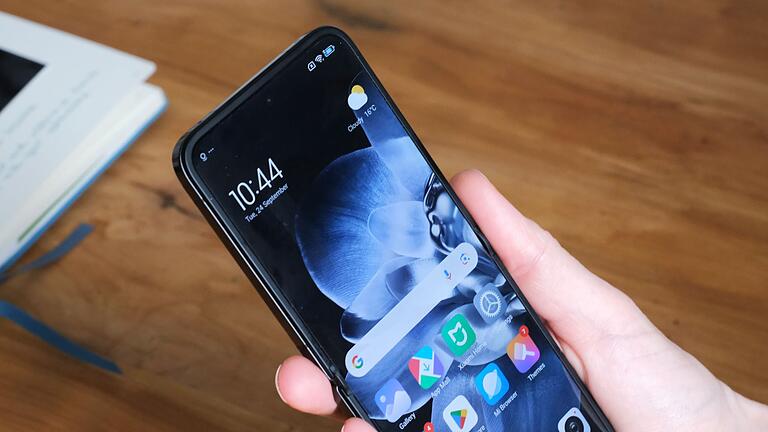 Xiaomi Mix Flip - Zwei Hände von Vorteil: Das Xiaomi Mix Flip lässt sich kaum mit einer Hand aufklappen. Und der Daumen hat es auf dem langgezogenen Display schwer, über die Displayhälfte nach oben hinauszukommen. Xiaomi Mix Flip - Zwei Hände von Vorteil: Das Xiaomi Mix Flip lässt sich kaum mit einer Hand aufklappen. Und der Daumen hat es auf dem langgezogenen Display schwer, über die Displayhälfte nach oben hinauszukommen.