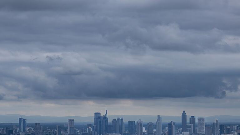 Dunkle Wolken über Bankenskyline von Frankfurt/Main       -  Trübe Aussichten für Finanzstabilität (Archivbild)