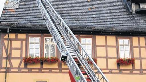 Mit Planen wurde das große Loch am Rathausdach in Königsberg durch die Feuerwehr abgedichtet. Mit Planen wurde das große Loch am Rathausdach in Königsberg durch die Feuerwehr abgedichtet.