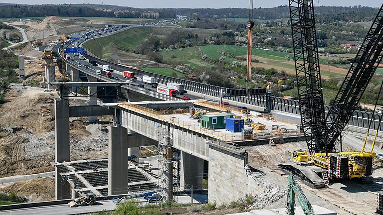 Beim Brückenrückbau über der gesperrten Heuchelhofstraße wurden in der Nacht vom 15. auf den 16. April die ersten Segmente entfernt. Die Heuchelhofstraße ist vorausichtlich bis 28. April gesperrt.