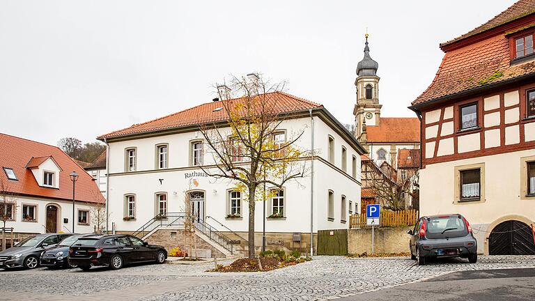 Das Rathaus in Castell mit der Kirche St. Johannes im Hintergrund