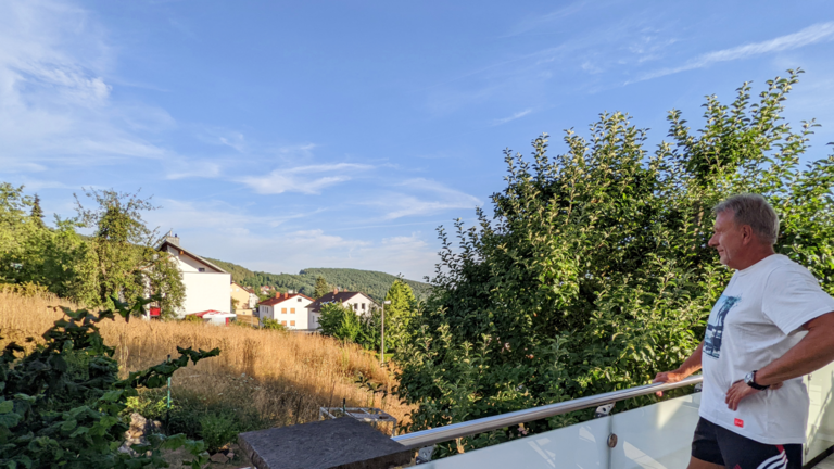 Arnulf Hochmuth blickt von seinem Balkon auf das Grundstück nebenan, auf dem das Haus seines Sohnes entstehen sollte.       -  Arnulf Hochmuth blickt von seinem Balkon auf das Grundstück nebenan, auf dem das Haus seines Sohnes entstehen sollte.