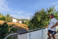 Arnulf Hochmuth blickt von seinem Balkon auf das Grundstück nebenan, auf dem das Haus seines Sohnes entstehen sollte.       -  Arnulf Hochmuth blickt von seinem Balkon auf das Grundstück nebenan, auf dem das Haus seines Sohnes entstehen sollte.