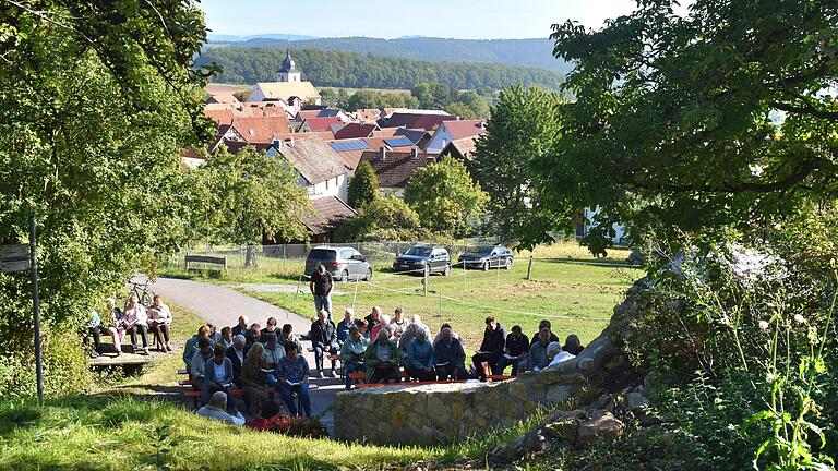 Rund 55 Gläubige waren am Erntedanksonntag gekommen, um die Segnung der restaurierten Grotte (rechter Bildrand) mitzufeiern. Rund 55 Gläubige waren am Erntedanksonntag gekommen, um die Segnung der restaurierten Grotte (rechter Bildrand) mitzufeiern.