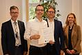 Oberbürgermeister Christian Schuchardt, Gartenamtsleiter Dr. Helge Bert Grob, 2. Bürgermeister Martin Heilig und&nbsp; die 3. Bürgermeisterin Judith Roth-Jörg (von links) freuen sich über die Förderurkunde des Bundes